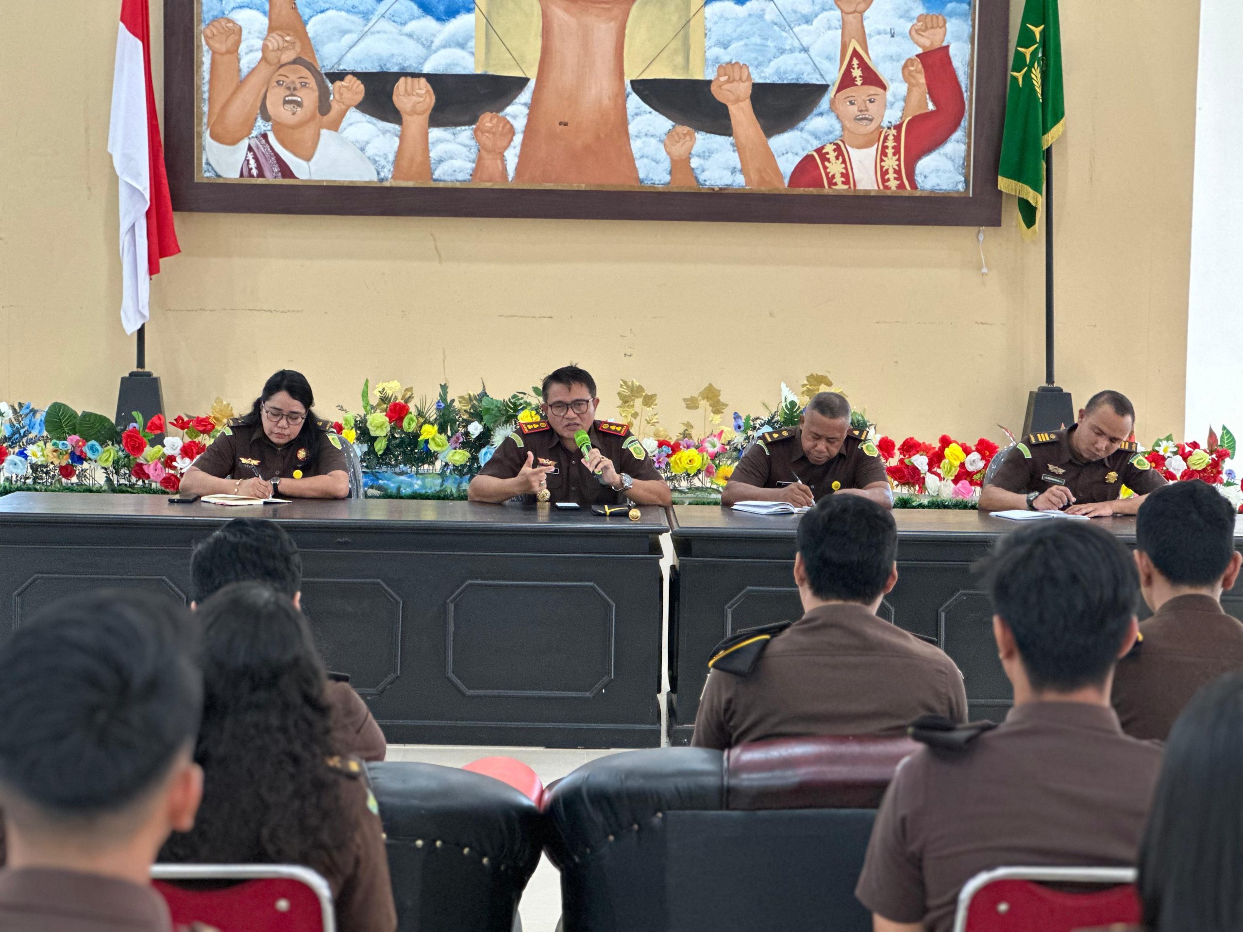 Rapat Evaluasi Bulanan, Kajari SBB Targetkan Kinerja Lebih Optimal