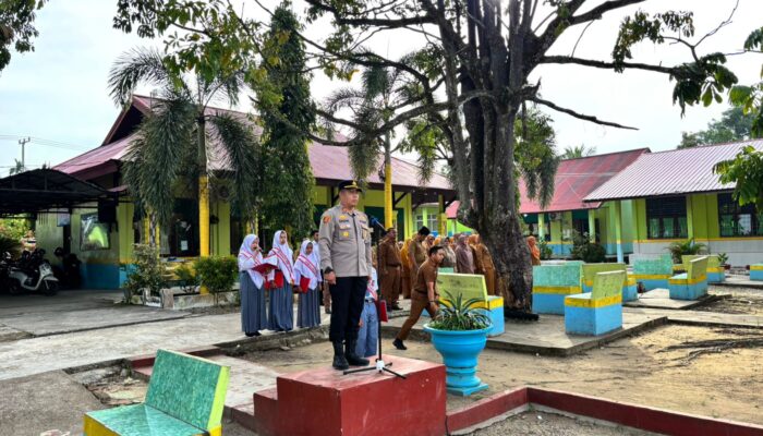 Kapolsek Kunto Darussalam AKP Dadan Wardan Sulia, SH Jadi Pembina Upacara Di SMAN 1, Ajak Siswa Jauhi Narkoba Dan Peduli Lingkungan