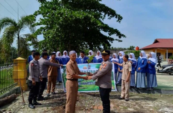 Kapolsek Rambah Hilir Ipda Okto Wahyudi, S.Fil Tanam Pohon Di SMAN 1, Ajak Siswa Jaga Lingkungan