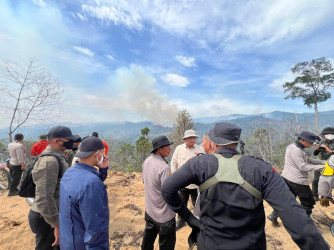Bupati Rohul Anton, ST MM Pimpin Pemadaman Karhutla, Tekankan Peran Masyarakat Dalam Pencegahan Kebakaran Lahan