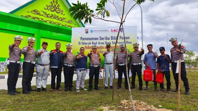 Dirlantas Polda Riau Bagikan Bibit Pohon, Dukung Green Policing Dan Keselamatan Berlalu Lintas